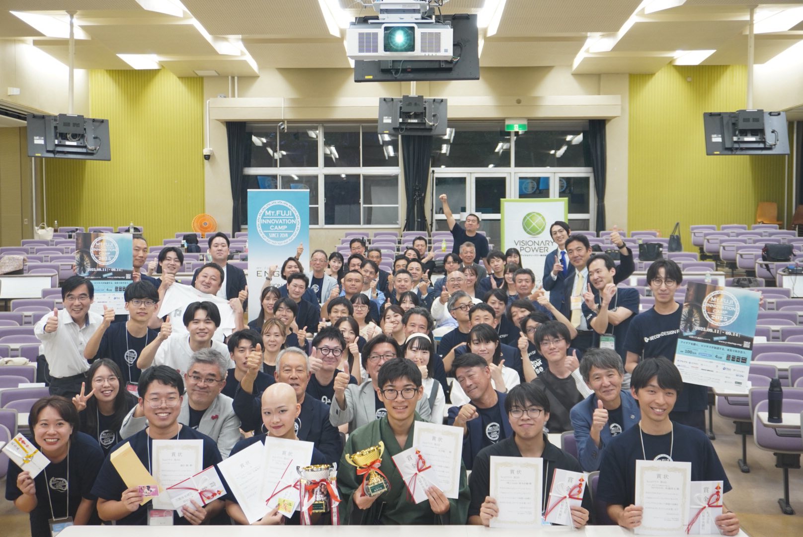 キャンプ参加者がワークショップで議論している様子